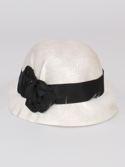 Шляпа белая плетёная с чёрной отделкой и перьями страуса