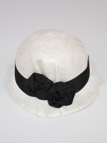 Шляпа белая плетёная с чёрной отделкой и перьями страуса фото