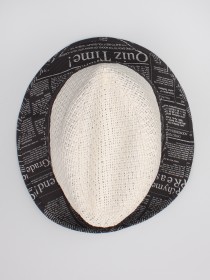 Шляпа белая соломенная с темно-серыми полями с газетным принтом фото