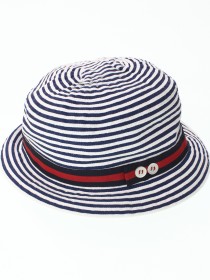 Шляпа белая в темно-синюю полоску в морском стиле фото