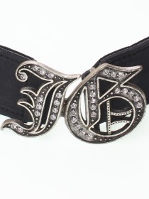 Ремень чёрный эластичный с белым логотипом и металлической пряжкой в виде брендинга  цена