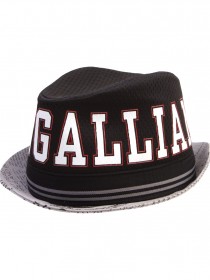 Шляпа чёрная с большими белыми буквами бренда