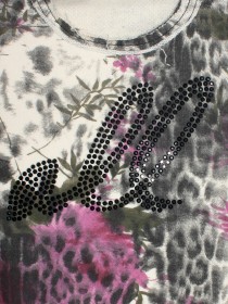 Комплект: свитшот с леопардовым принтом и чёрными стразами и розовые штаны цена