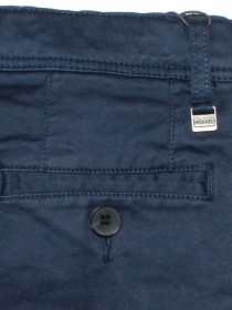 Брюки темно-синие с пуговицами на карманах и брендингом фото