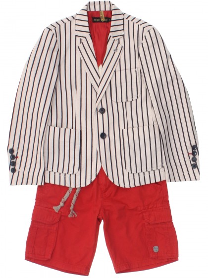 Костюм в морском стиле: пиджак в полоску и красные шорты