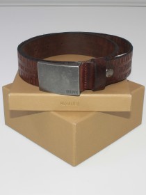 Ремень кожаный коричневый с тиснением бренда и металлической пряжкой  фото