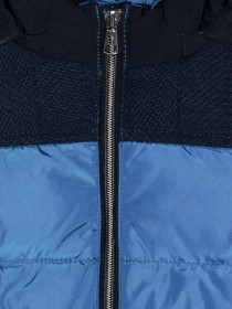 Комплект пуховой голубая куртка с темно-синими вставками и натуральным мехом на капюшоне и синий полукомбинезон фото