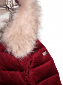 Пальто пуховое бархатное вишневого цвета с пышным мехом на капюшоне цена