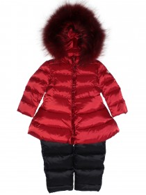 купить Комплект пуховой: красное приталенное пальто с натуральным мехом на капюшоне и чёрный полукомбинезон 