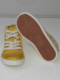 Кеды желтые кожаные с белой подошвой и шнурками фото
