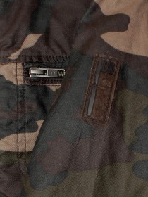 Куртка милитари с капюшоном и с коричневой пуховой жилеткой фото