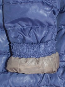 Пуховик сине-фиолетового цвета с натуральным мехом на капюшоне цена