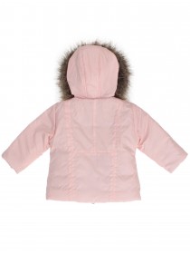 купить Куртка нежно розового цвета с мехом на капюшоне и декором в виде крупных пуговиц и завязок