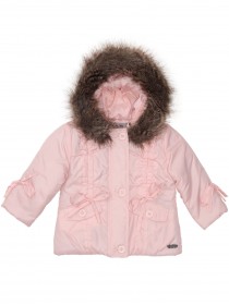 Куртка нежно розового цвета с мехом на капюшоне и декором в виде крупных пуговиц и завязок фото