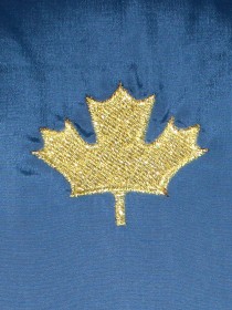 Комбинезон пуховой синий стеганый с натуральным белым мехом на капюшоне и золотой вышивкой цена