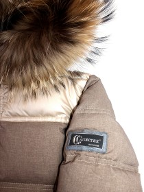 Комплект зимний пуховой: бежевая комбинированная куртка с натуральным мехом на капюшоне и коричневые штаны фото