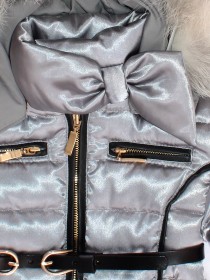 купить Комплект серебряный зимний пуховой: куртка с чёрным поясом натуральным мехом на капюшоне и комбинезон