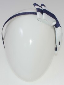 Ободок на голову с белым бантом в синюю полоску фото