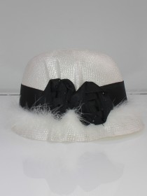 Шляпа белая плетёная с чёрной отделкой и перьями страуса цена