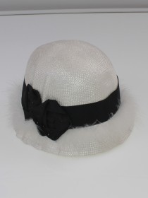 купить Шляпа белая плетёная с чёрной отделкой и перьями страуса