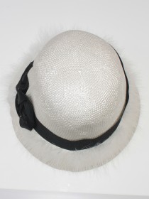 Шляпа белая плетёная с чёрной отделкой и перьями страуса цена