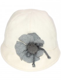 Шляпка белая шерстяная с серым меховым цветком цена