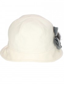 Шляпка белая шерстяная с серым меховым цветком фото