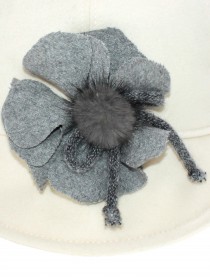 купить Шляпка белая шерстяная с серым меховым цветком