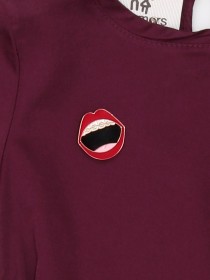 Блуза "винного" цвета с брошью фото