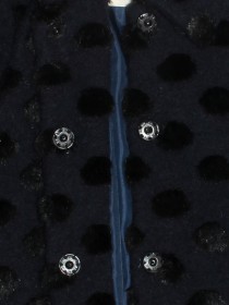 Пальто темно-синее шерстяное в крупный чёрный фактурный горох с брошью фото