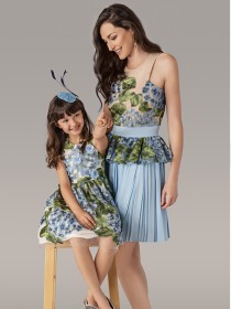 купить Платье голубое с телесным верхом и вышивкой "Гортензия" для мам