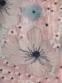 Платье пудровое с разноцветной вышивкой, пышной юбкой и ободком с цветами и стразами "Сваровски" фото