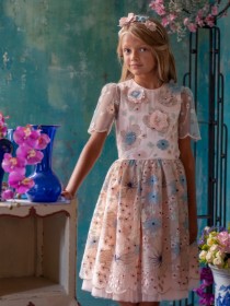 Платье пудровое с разноцветной вышивкой, пышной юбкой и ободком с цветами и стразами "Сваровски" цена