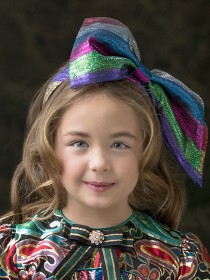 Платье в разноцветную полоску, блестящее, с пышной юбкой и ободком с большим бантом фото