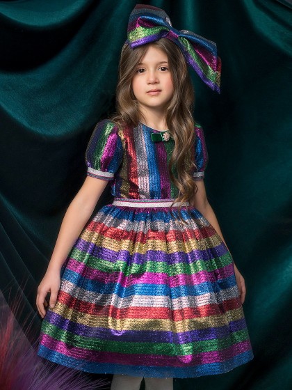 Платье в разноцветную полоску, блестящее, с пышной юбкой и ободком с большим бантом