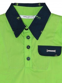 Рубашка-поло зеленая с коротким рукавом, темно-синей отделкой и принтом на спине фото