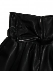 Юбка черная кожаная с ремешком, удлиненная сзади  цена