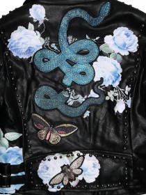 Куртка черная кожаная косуха со стразами, голубыми цветами и бабочками цена
