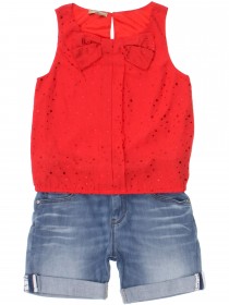 Комплект красный топ с бантом и блестящей отделкой и джинсовые шорты