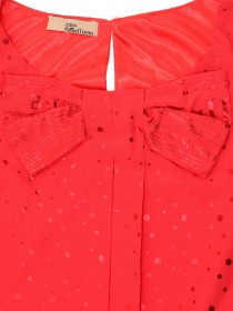 Комплект красный топ с бантом и блестящей отделкой и джинсовые шорты фото