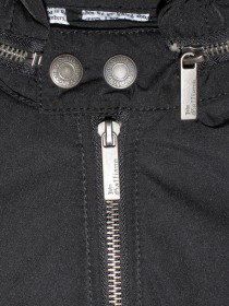 Куртка чёрная с серыми полосками на рукавах с капюшоном и брендингом фото