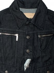 Куртка графитового цвета джинсовая на пуговицах с карманами и брендингом фото