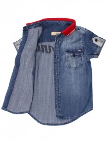 Рубашка джинсовая с коротким рукавом, красным трикотажным воротником и принтом на спине цена