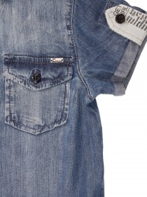 Рубашка джинсовая с коротким рукавом, красным трикотажным воротником и принтом на спине фото