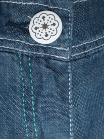 Комплект: белый кардиган с вышивкой и синие джинсы с вышивкой цена
