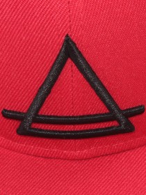 Кепка красная с чёрным логотипом фото