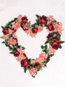 Платье белое жаккардовое с сердцем из роз и спиной в алые и розовое розы цена