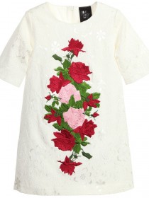 Платье белое жаккардовое с вышивкой розовые и алые розы