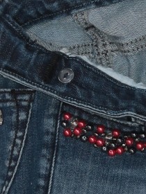Джинсы синие с красными стразами на карманах фото