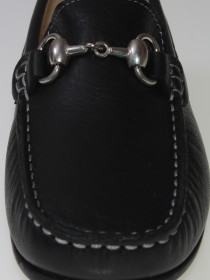 Туфли чёрные кожаные с металлической фурнитурой  цена